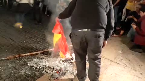 Paramilitares separatistas queman bandera, el Rey, Marlaska y Sánchez en Barcelona