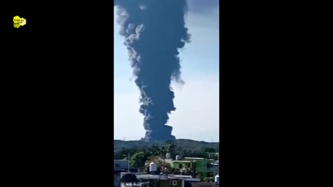 Eyewitnesses publish footage of a massive fire at a crude oil depot in Mexico