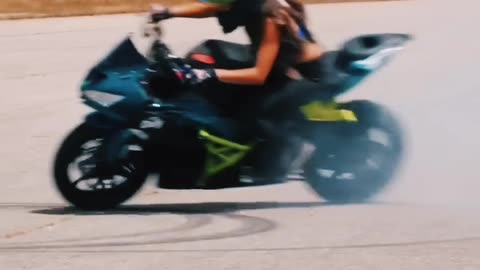 feat of bike girl , bike lovers, bike stunt