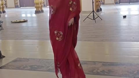 INDIAN WOMEN WEARING SAREE, TRADITIONAL INDIAN DRESS
