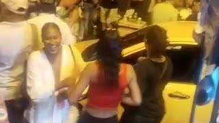 Video: Mujer protagoniza riña en la Plaza de la Trinidad