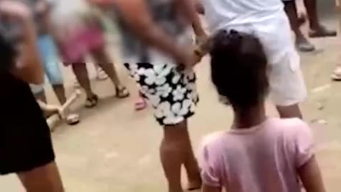 Niño apuñalando a una mujer