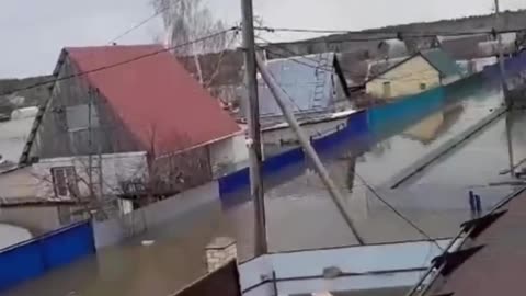 April 18, 2024 Russia 🇷🇺 In Kurgan, houses and dachas are drowning.