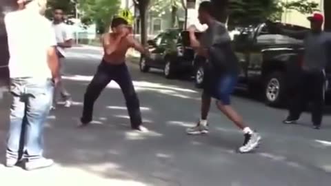 Muay thai fighter vs thugs street fighting