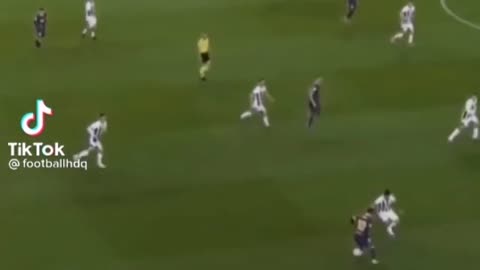 Messi nutmegs Ronaldo