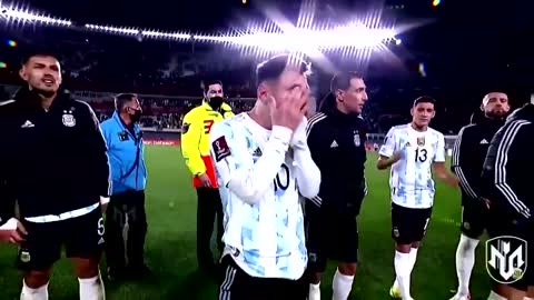 Messi rompe en llanto con los aficionados coreando su nombre en el estadio
