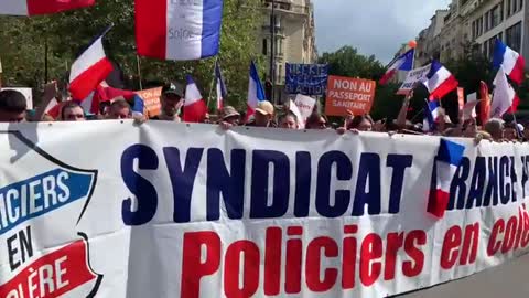 Sindacato di Polizia Francese protesta contro il Green Pass