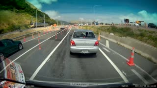 Conductor enojado casi sale de la ruta, pero le vuelve el karma