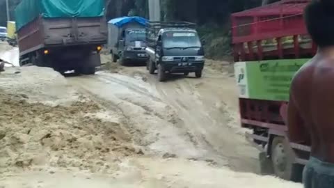 Masyarakat mengeluh karena Jalan Hancur lintas Pujud-Tanjung Mendan Kabupaten Rokan Hilir.