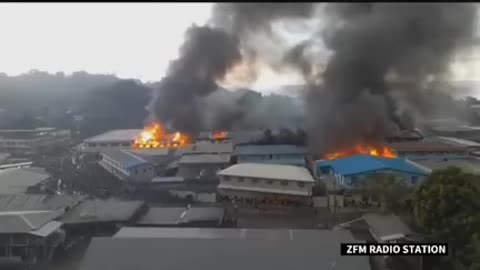 Restrizioni: Nelle Isole Solomon hanno dato a fuoco il palazzo del governo