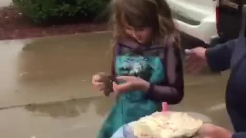 Little Girl's Friends Sing Birthday Song for Her From Their Cars Parked Outside Her House