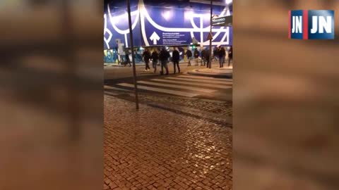 Vídeos mostram adeptos do Feyenoord a causar distúrbios no Porto