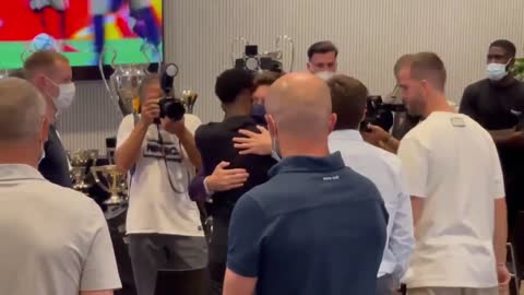 Messi says goodbye to his teammates !
