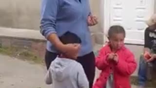 Video: Niño conmueve las redes sociales tras negociar una serenata para su mamá por mil pesos