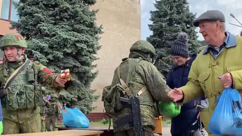 🇷🇺 Russian servicemen deliver humanitarian aid to people in need in Lugansk Region