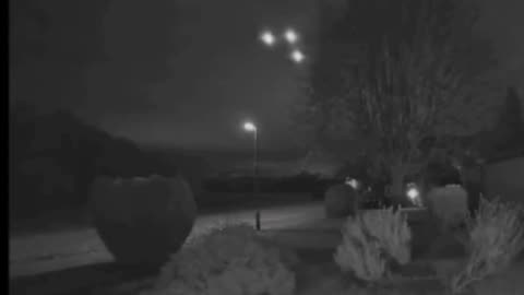 ★ Un OVNI filmé par une caméra de télésurveillance Possible TR3B
