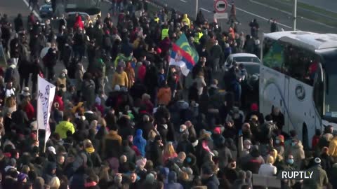 Serbia: Thousands block Belgrade motorways in protest over planned lithium mine - 04.12.2021