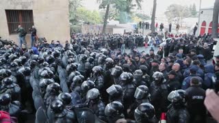 La Policía georgiana carga contra manifestantes que bloquean el Parlamento