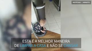 Criança pega carona em robô aspirador