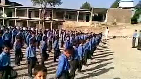 Funny school kid singing Pakistani national anthem