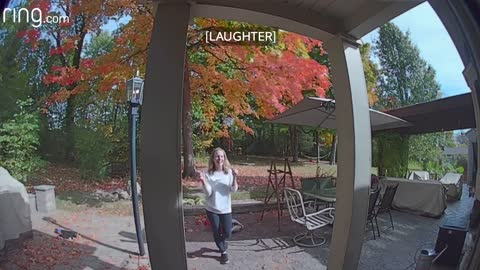 Hilarious moment caught on door bell camera - Woman has some trouble with the leaf blower