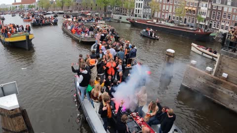 Koningsdag Amsterdam 2022 Aftermovie | Festa del Re Amsterdam.Il 27 aprile nei Paesi Bassi è il kingsday, il compleanno del re olandese Willem Alexander, ed è così che è stato celebrato ad Amsterdam quest'anno.