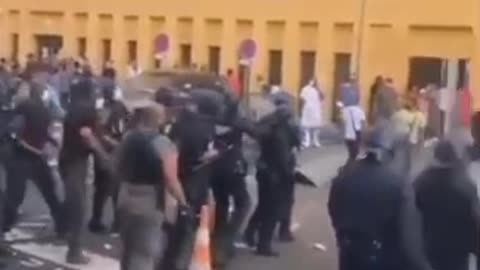 Francia: Polizia VS Sanitari scontro violento a causa delle vaccinazioni obbligatorie