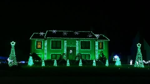 Connecticut house light show syncs to Bobby McFerrin's 'Don't Worry Be Happy'