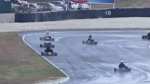 2013 V8 F1 Car vs Yamaha R1M Superbike