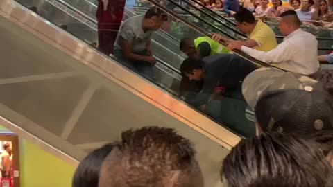 Niño que quedó atrapado en escaleras de un centro comercial de Bucaramanga, está estable