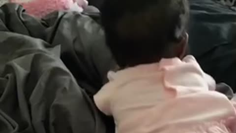 Twin Babies Shaking Their Booty!
