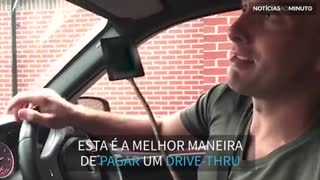 Pai inventa o melhor jeito de pagar o Drive-thru