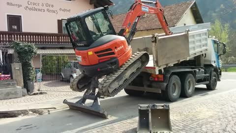 Excavator unload from a Truck in a different way
