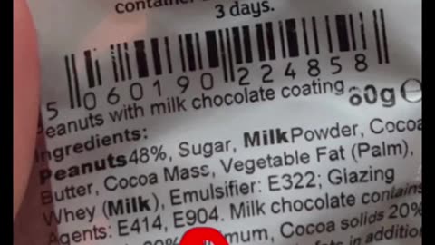 “食安危機揭露04”採購食品請仔細查看成份表，E904、E120 _ 是從“昆蟲類”提取出來具高度危害的新添加物，非常可能造成傷害尤其在孩童身上，如兒童過動症、過敏、哮喘、遺傳性傷害等等