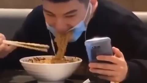 How to eat noodles with mask on?