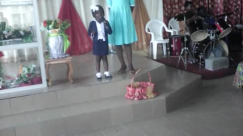 5yrs old girl recites the summary of the entire bible