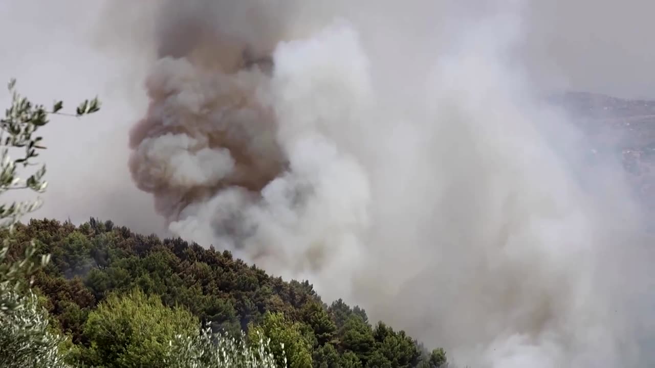 Firefighters tackle forest blazes in Albania