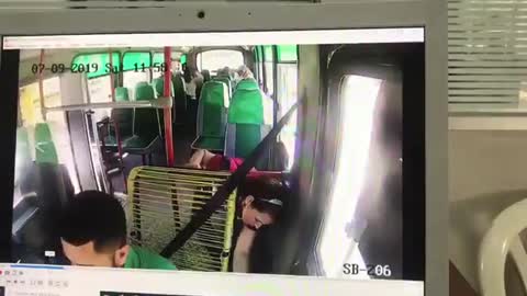 Así actúa ‘Manos de seda’, la mujer que roba en autobuses sin que nadie se de cuenta