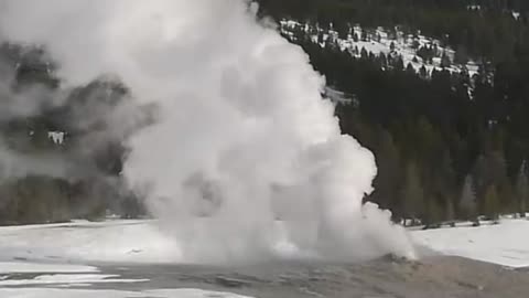 Yellowstone Old Faithful Geyser Eruption Jan 8, 2024 1:17 PM