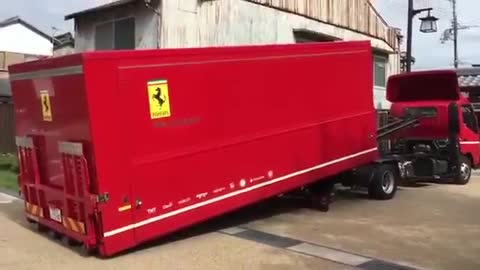 A entrega impressionante de um Ferrari ao domicílio
