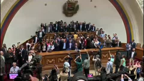 Oposición vuelve a investir a Juan Guaidó como presidente interino de Venezuela