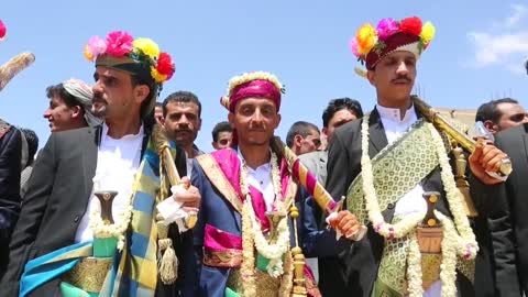 Yemen celebra una boda masiva con 140 parejas
