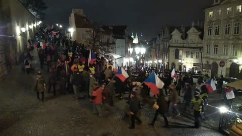 Po demonstraci na Václavském náměstí v Praze se demonstranti vydali pochodem na Pražský hrad