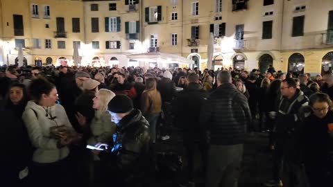 Aperitivo libero in Piazza Anfiteatro a Lucca