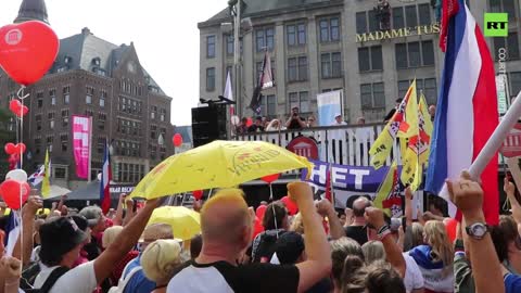 Manifestanti marciano contro le politiche del governo nei Paesi Bassi.Centinaia di manifestanti hanno attraversato Amsterdam per manifestare contro le politiche del governo in materia di "Agenda 2030".hanno marciato fino a Piazza Dam