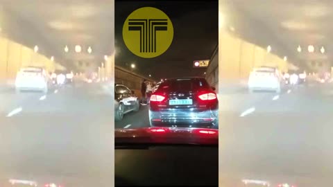 Un conductor de Uber en Madrid impide el paso a otro vehículo realizando zigzags