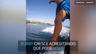 Uma criança surfista voadora