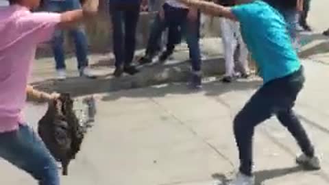 Video: dos jóvenes se enfrentan a cuchillo en el barrio España