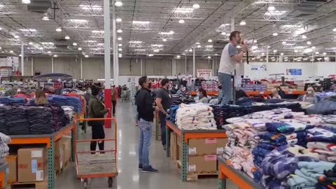 Man Bullhorns Inside Costco Over Lockdown Restrictions