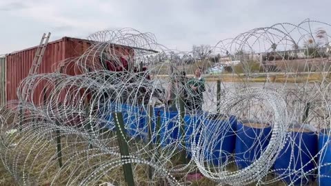 Migrants Blocked By Razor Wire Ignore Port Of Entry 200 Yards Away